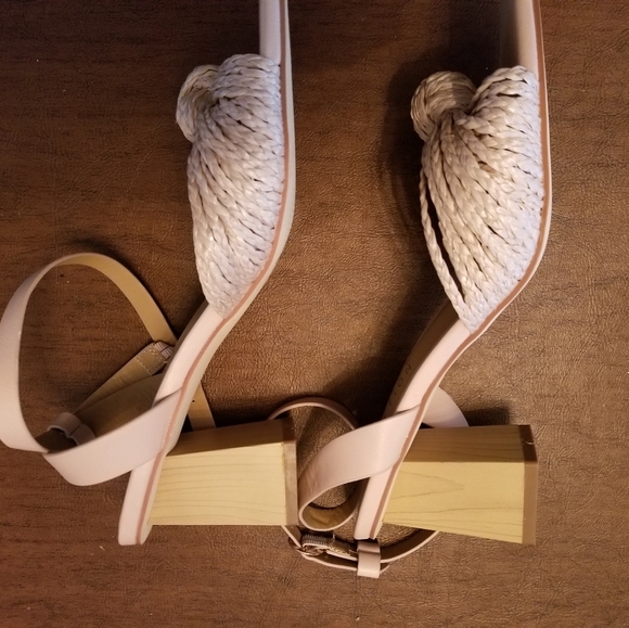 NWT Journee off white Galinda sandals size 7. Beautiful! - Picture 5 of 10